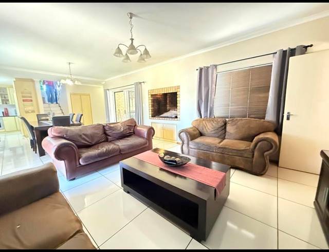 3 BEDROOM HOUSE FOR SALE IN TAFELZICHT